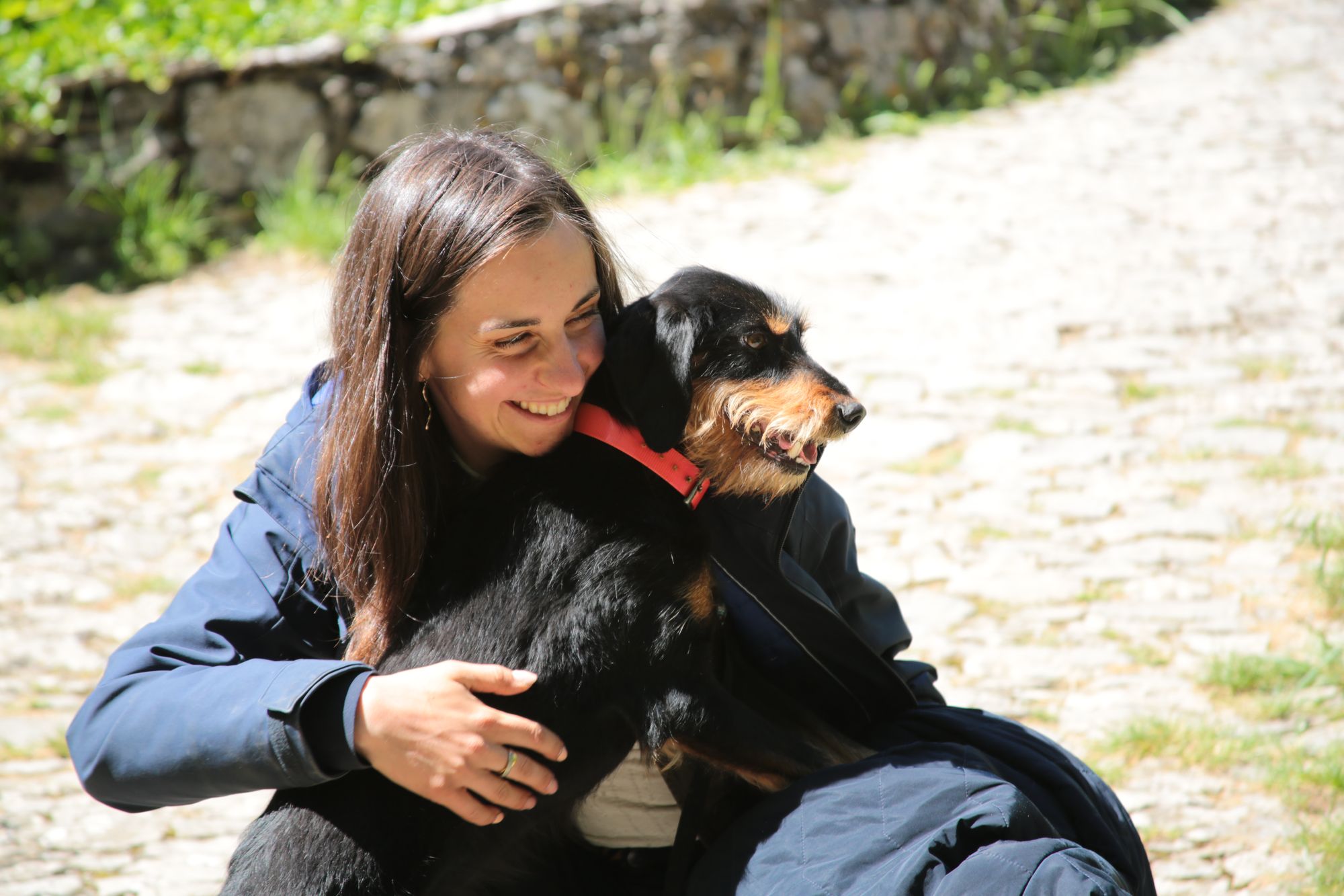 Aurore Gaborieau avec un chien, sur un chemin des Cévennes