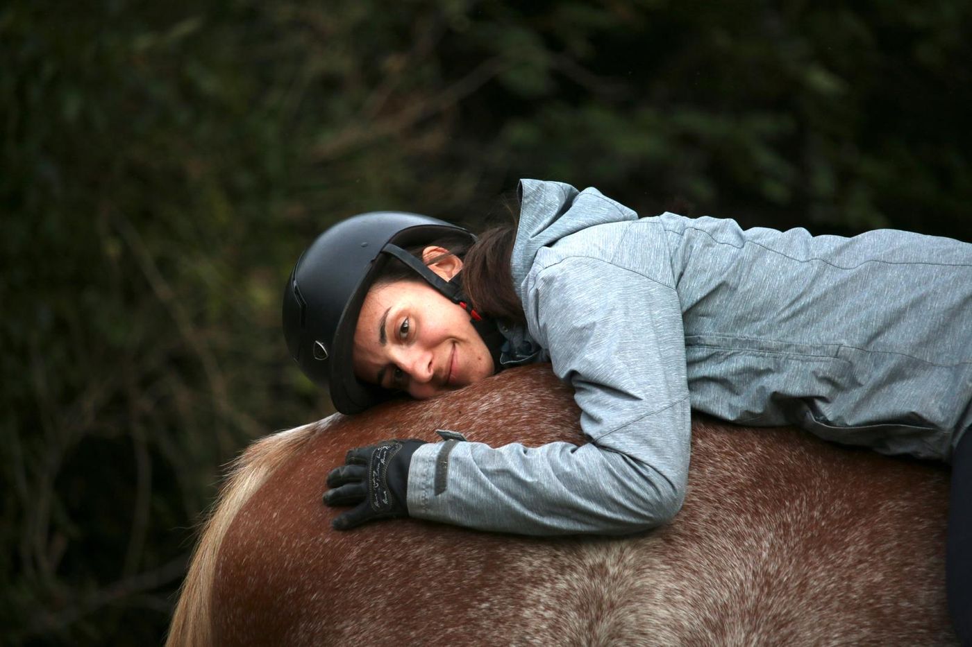 Aurore Gaborieau contre l'encolure d'un cheval